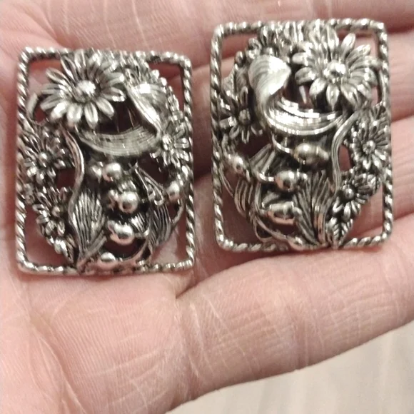 VINTAGE 60s SARAH COVENTRY SILVER-TONE LARGE SQUARE FLORAL CLIP-ON 1.3" EARRINGS - Picture 2 of 9